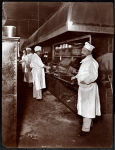 1902年ニューヨークのシェリーズレストランでシェフが調理（銀ゼラチンプリント）